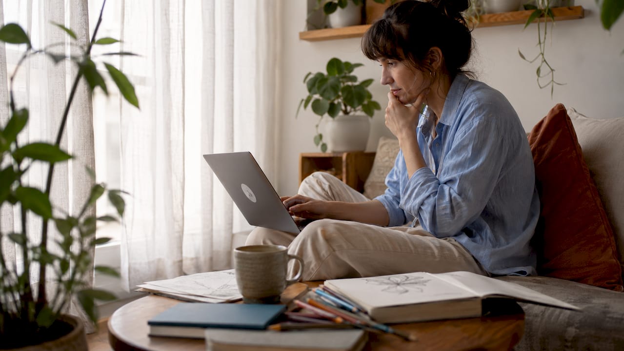 Woman supporting independent artists on laptop